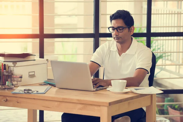 Geschäftsmann arbeitet am Computer — Stockfoto