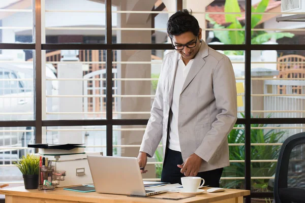 Empresario indio que trabaja en la oficina — Foto de Stock