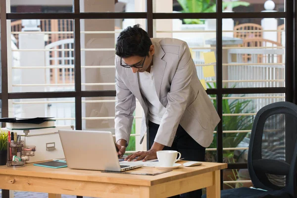 Empresário indiano que trabalha no escritório — Fotografia de Stock