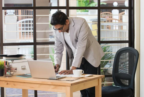 Indischer Geschäftsmann arbeitet im Büro — Stockfoto