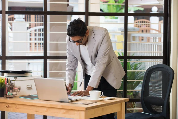 Empresario indio que trabaja en la oficina — Foto de Stock