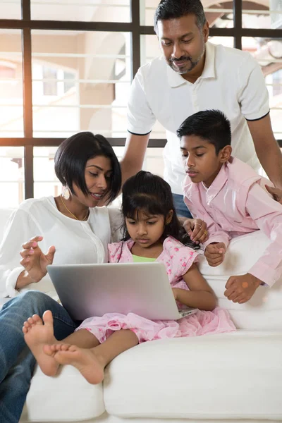 Indisk familj med Laptop — Stockfoto