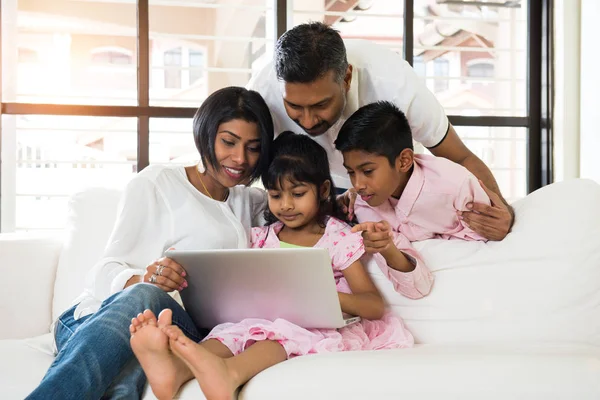 Индийская семья с ноутбуком — стоковое фото