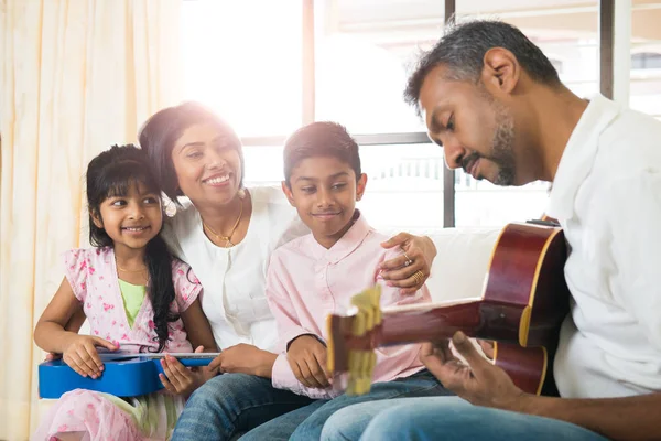 Indisk familj gitarr hemma — Stockfoto