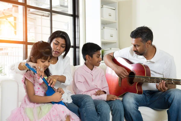 Indisk familj gitarr hemma — Stockfoto