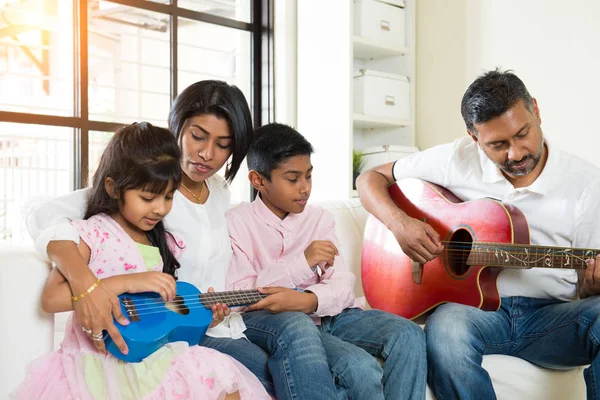 Indisk familj gitarr hemma — Stockfoto