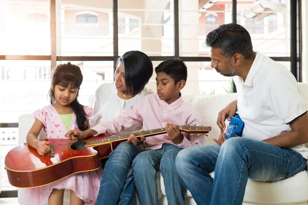 Chitarra di famiglia indiana a casa — Foto Stock