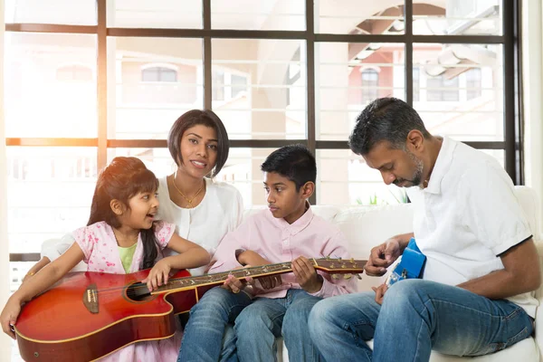 Indisk familj gitarr hemma — Stockfoto