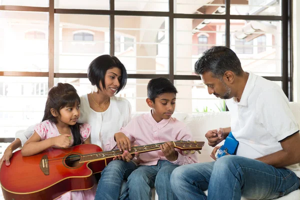 Chitarra di famiglia indiana a casa — Foto Stock