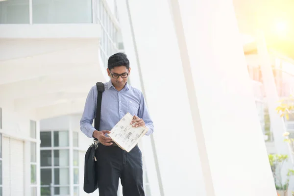 Homem de negócios lendo jornal — Fotografia de Stock