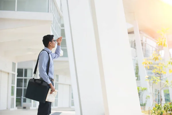 Businessman standing outside and looking up — Stock Photo, Image