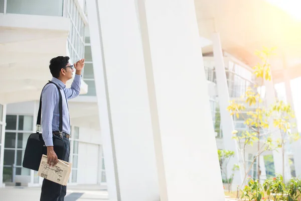 Businessman standing outside and looking up — Stock Photo, Image