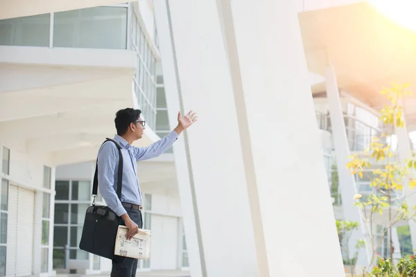 Businessman standing outside and looking up — Stock Photo, Image