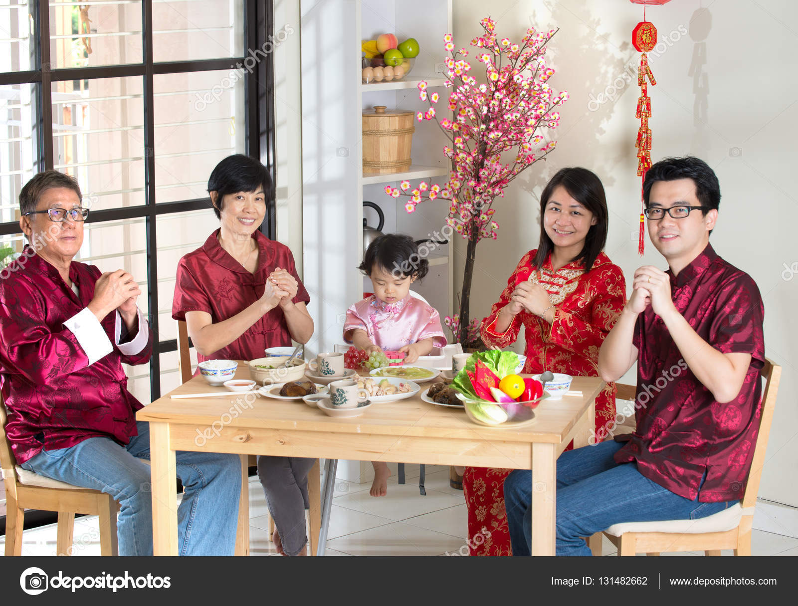 chinese new year reunion dinner video