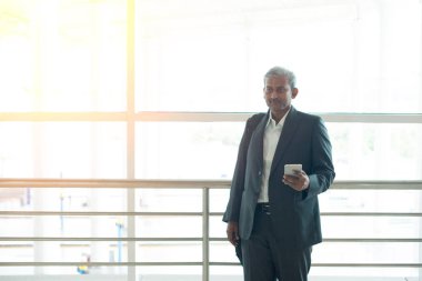 telefon ile üst düzey Hint iş erkek 