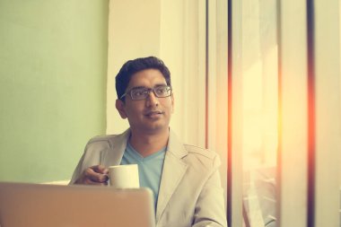 Hintli erkek kafede kahve içme