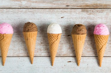 ahşap arka plan üzerinde çeşitli dondurmalar