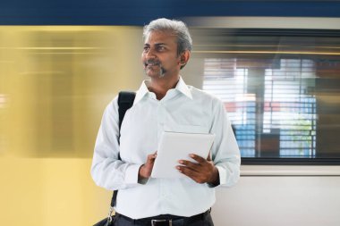 çalışmak için Hint erkek metro alarak  