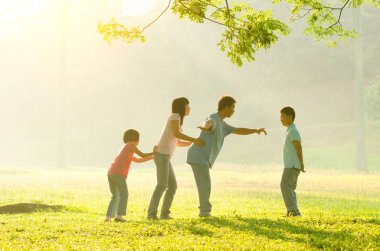 Asya aile açık yürüyüş 