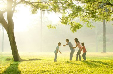 Asya aile açık yürüyüş 