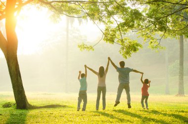 Asya aile açık yürüyüş