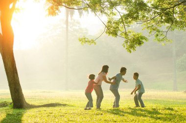 Mutlu genç aile eğleniyor dışında yaz doğada