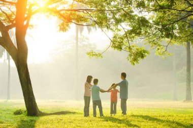 Mutlu genç aile eğleniyor dışında yaz doğada