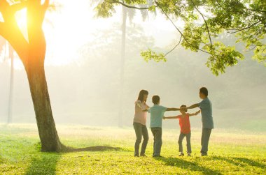 Mutlu genç aile eğleniyor dışında yaz doğada