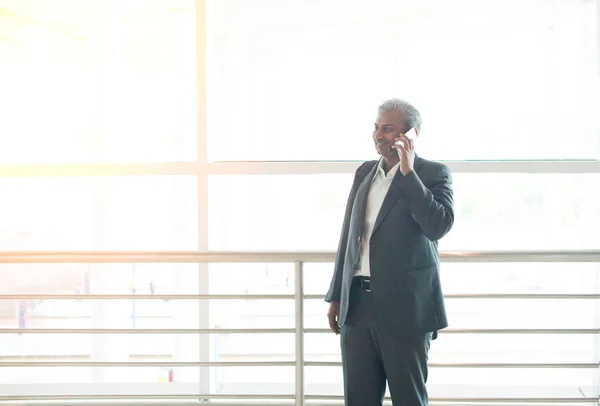 Sênior indiana negócio masculino com telefone — Fotografia de Stock