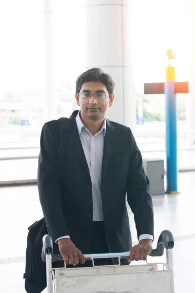 Бизнесмен в аэропорту с тележкой — стоковое фото