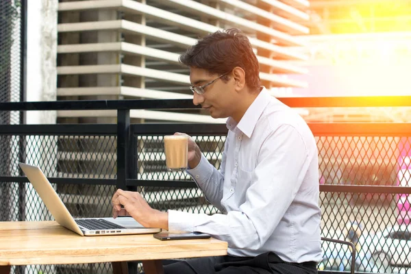 Hombre de negocios indio tomando té con leche — Foto de Stock