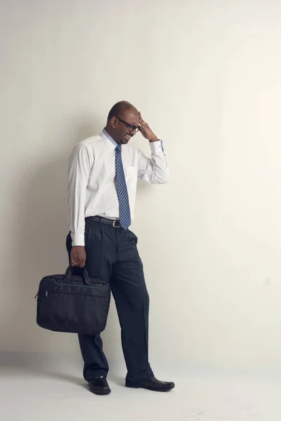 Индийский бизнесмен со стрессовым взглядом — стоковое фото