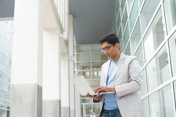 Indiase man met laptop — Stockfoto