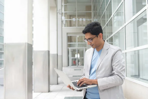 Indiase man met laptop — Stockfoto