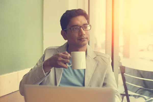 Índio masculino beber café no café — Fotografia de Stock