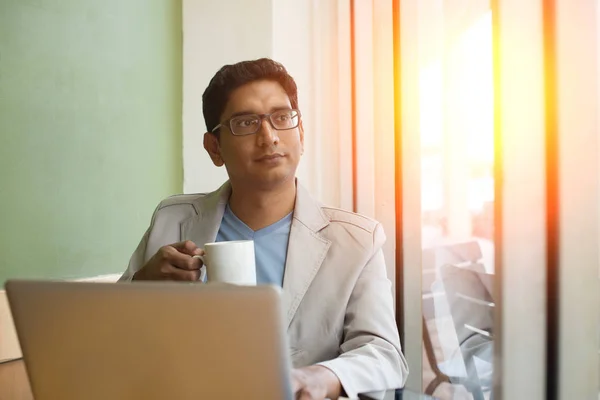 Indischer Mann trinkt Kaffee im Café — Stockfoto