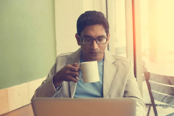 Indisk man dricka kaffe på café — Stockfoto