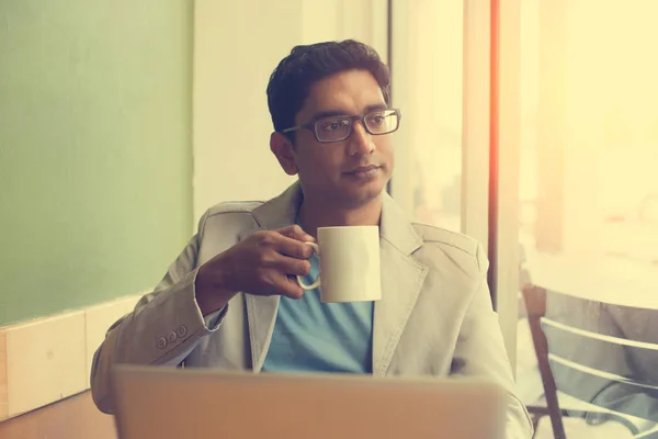 Indické muž pít kávu v kavárně — Stock fotografie