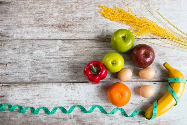 Cinta métrica sobre frutas —  Fotos de Stock