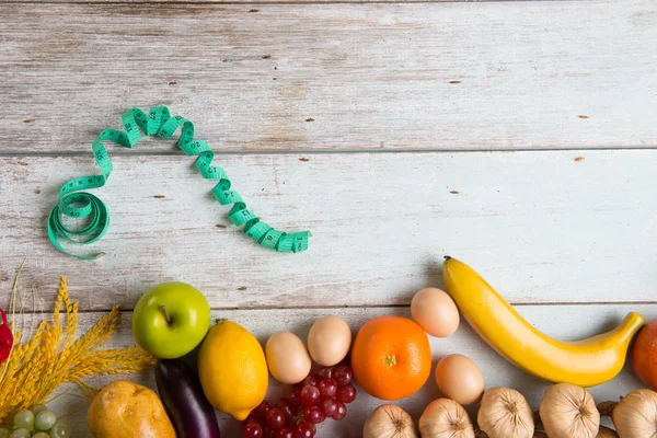 Cinta métrica sobre frutas — Foto de Stock