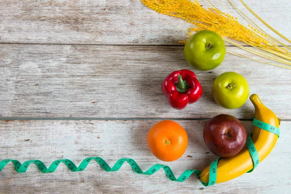 Fita métrica em frutos — Fotografia de Stock