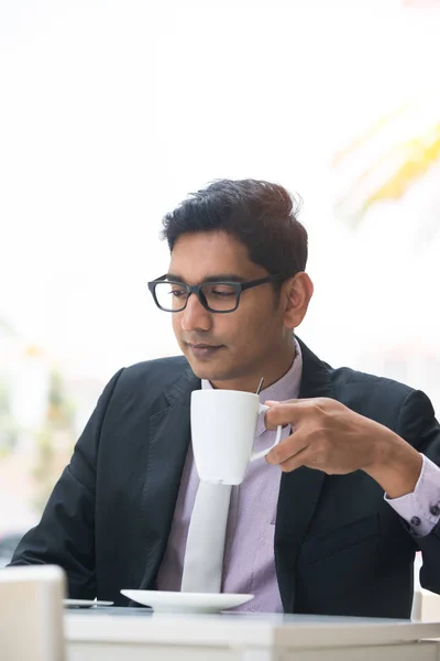 Indischer Mann trinkt Kaffee im Café — Stockfoto