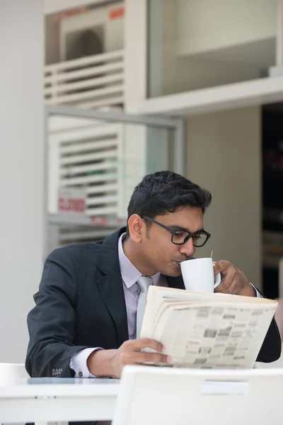 Indian Mężczyzna picia kawy w kawiarni — Zdjęcie stockowe