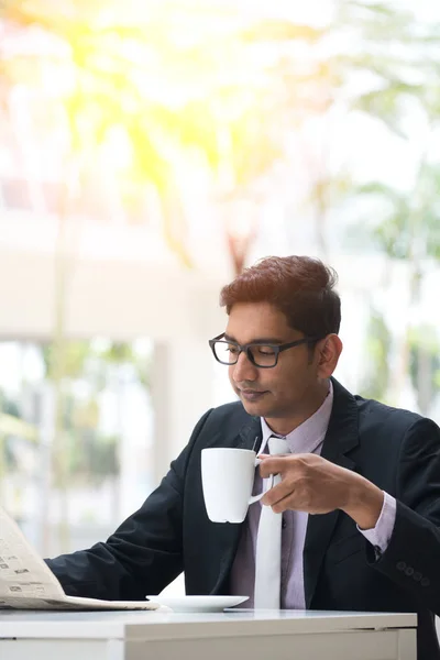 カフェでコーヒーを飲んでインドの男性 — ストック写真