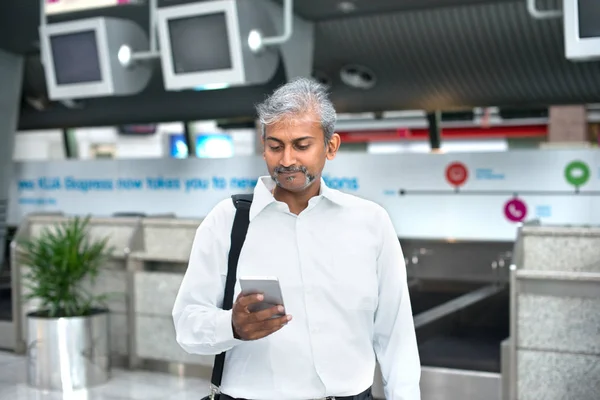 Indické muž brát metrem do práce — Stock fotografie
