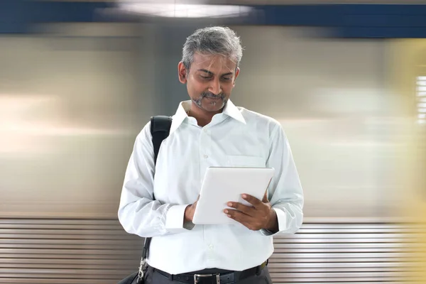 Indiana masculino tomando metrô para o trabalho — Fotografia de Stock