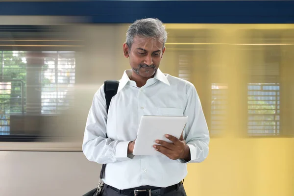 Индийский мужчина едет на метро на работу — стоковое фото