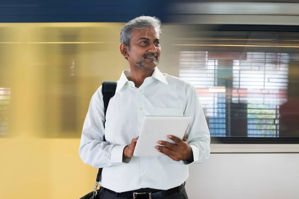 Индийский мужчина едет на метро на работу — стоковое фото