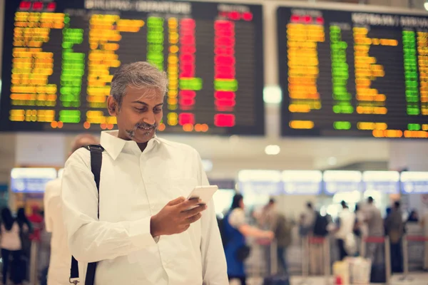 Vyzrálé indické muž na letišti — Stock fotografie