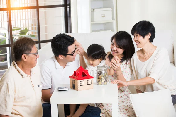 Азиатская концепция финансирования семьи фото — стоковое фото